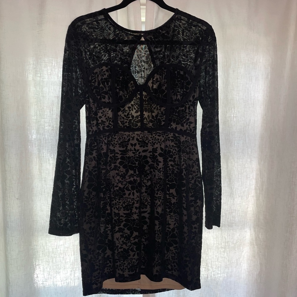 Lulu’s cocktail, body-con, black dress